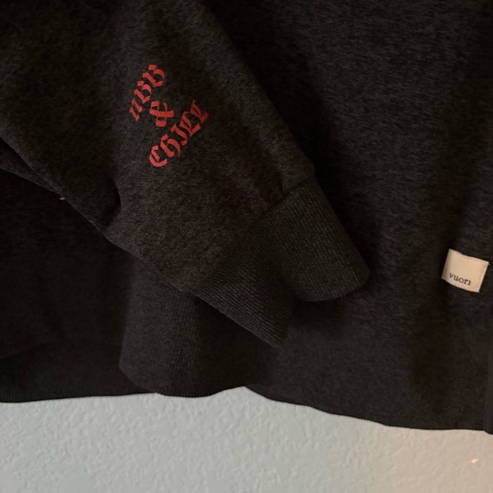 VUORI Long Sleeve Halo Crew Top VW241 Dark Gray Heather Logo - Picture 5 of 11